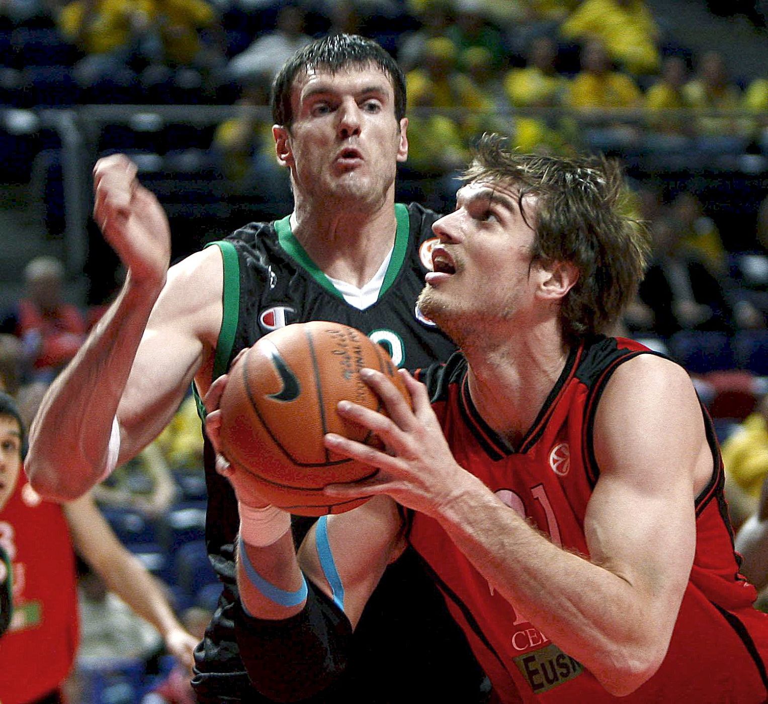 El pívot brasileño del Tau Vitoria,Tiago Splitter, intenta lanzar  durante el partido por el tercer puesto de la final entre cuatro de la Euroliga.