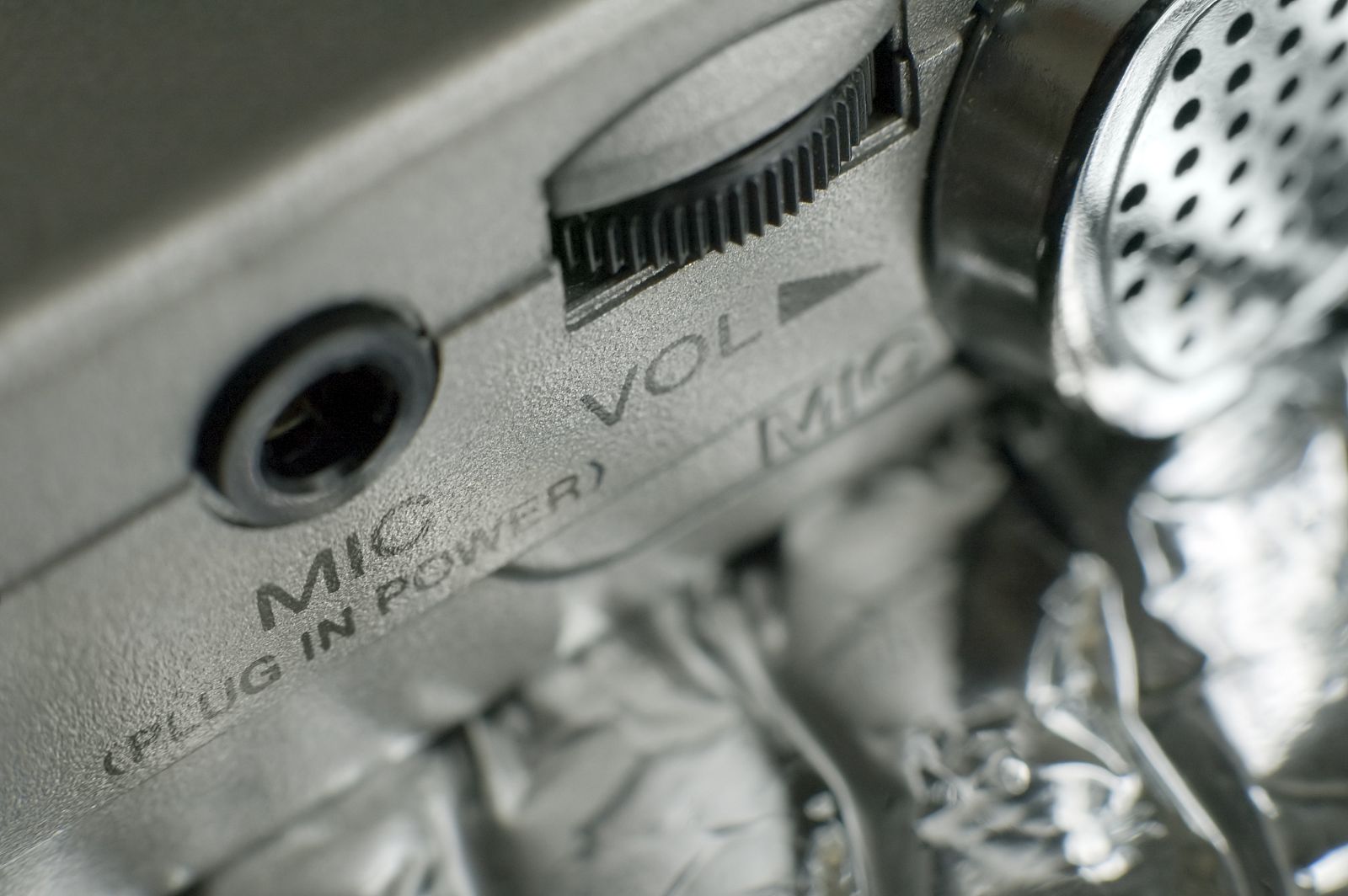 La voz grabada solo registra las frecuencias transmitidas por el aire, por eso suena distinta