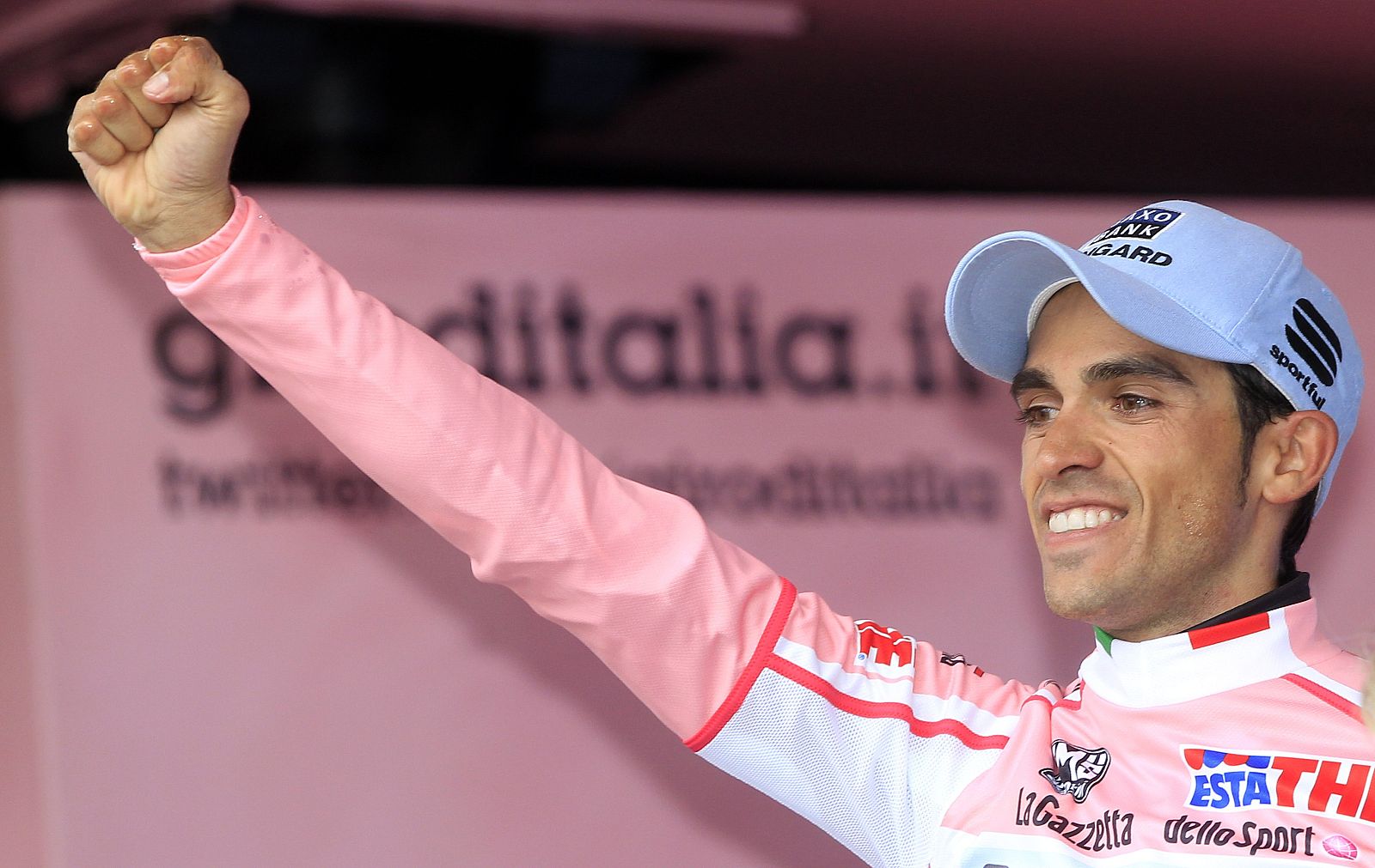 El líder del Giro, Alberto Contador, celebra en el podio su liderato.