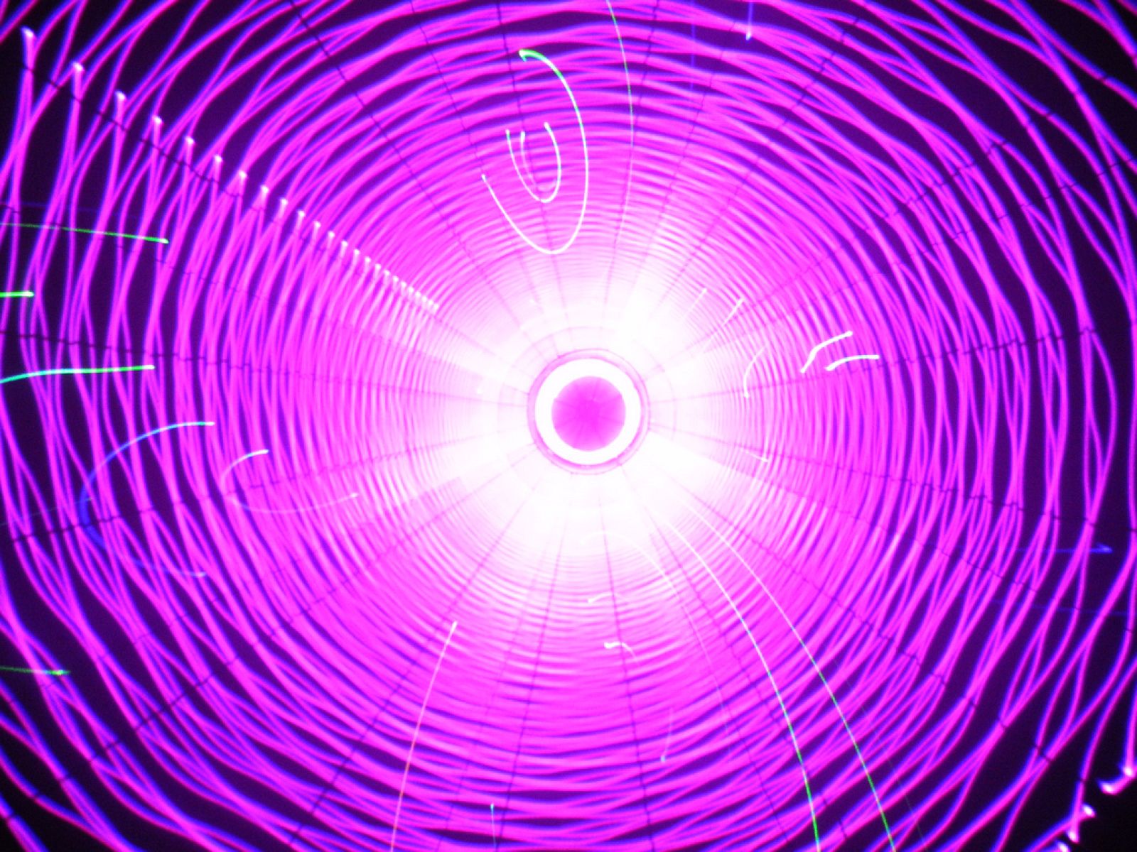 La velocidad de transmisión con láser es mucho mayor que con la fibra óptica