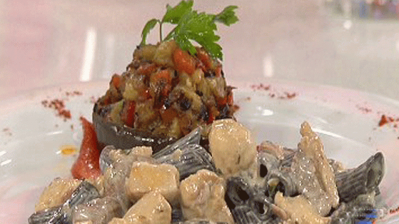 Pasta en salsa carbonara con pollo y pato 