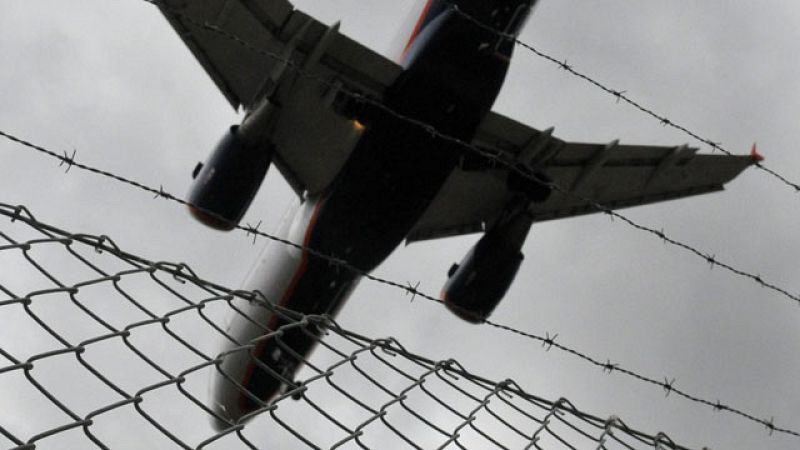 La nube volcánica deja ya 500 vuelos cancelados en Europa y se dirige debilitada hacia el este