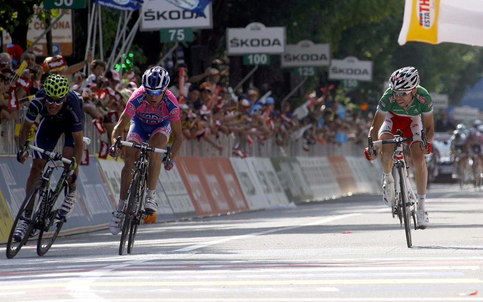 Visconti empuja a Ulissi en el sprint de Tireno cuando Lastras iba pegado a su rueda.