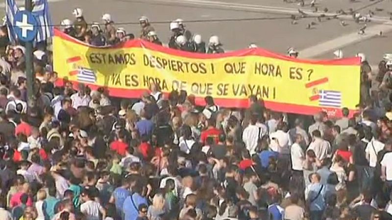Los "indignados" griegos toman la plaza Sintagma para protestar en contra de los recortes
