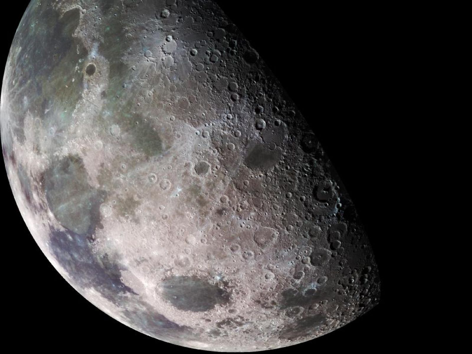 El interior de la Luna tiene 100 veces más agua de la que se pensaba
