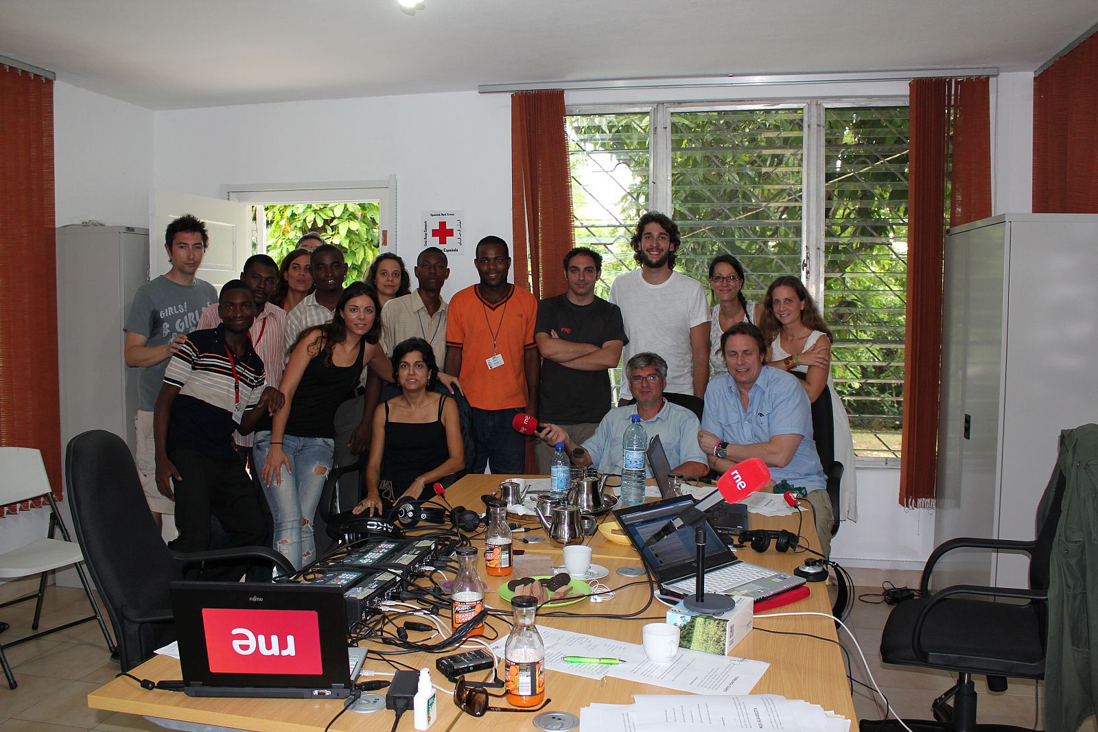 El equipo de Asuntos Propios con Fran Sevilla y el personal de Cruz Roja en Haití