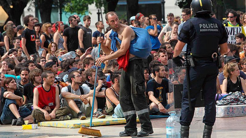 La carga policial contra los 'indignados' en la plaza Cataluña deja más de un centenar de heridos