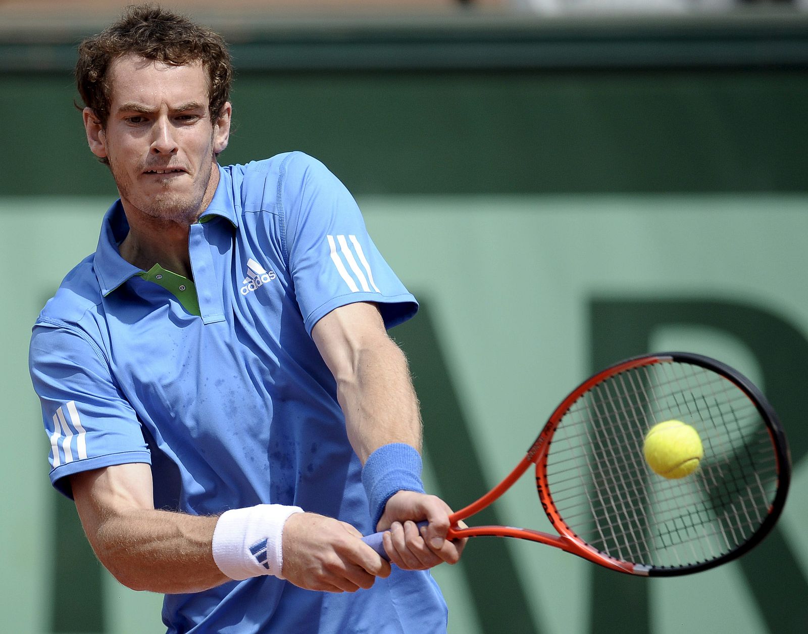 El tenista británico Andy Murray devuelve la bola al alemán Michael Berrer