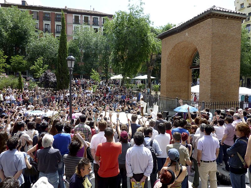El movimiento 15-M sondea en asambleas de barrio si mantiene el campamento de Sol