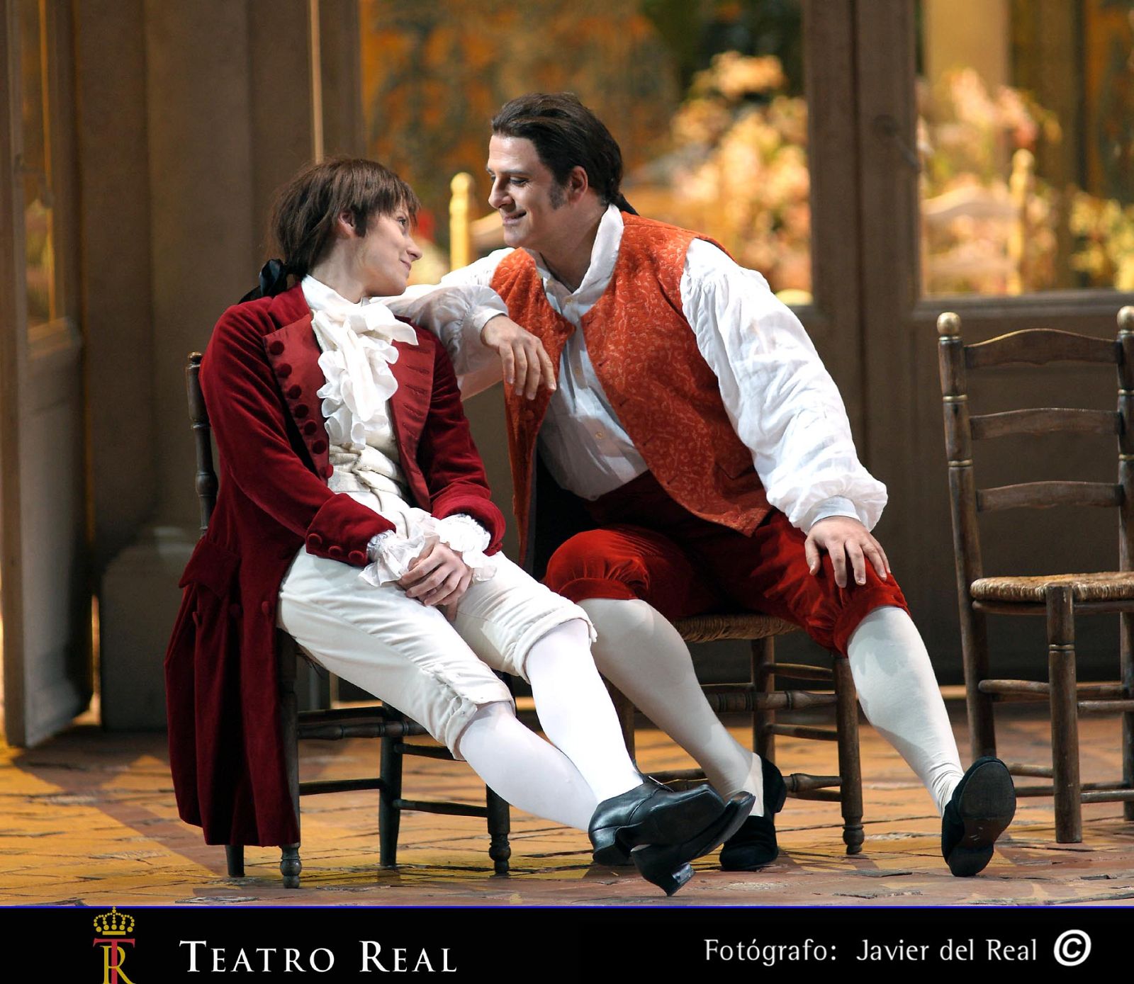 Simpática escena en la que Fígaro sonríe al paje Cherubino, normalmente interpretado por una cantante, en este caso Alessandra Marianelli