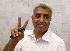 Más de 100 oficiales libios desertan y aseguran que "los días de Gadafi están contados"