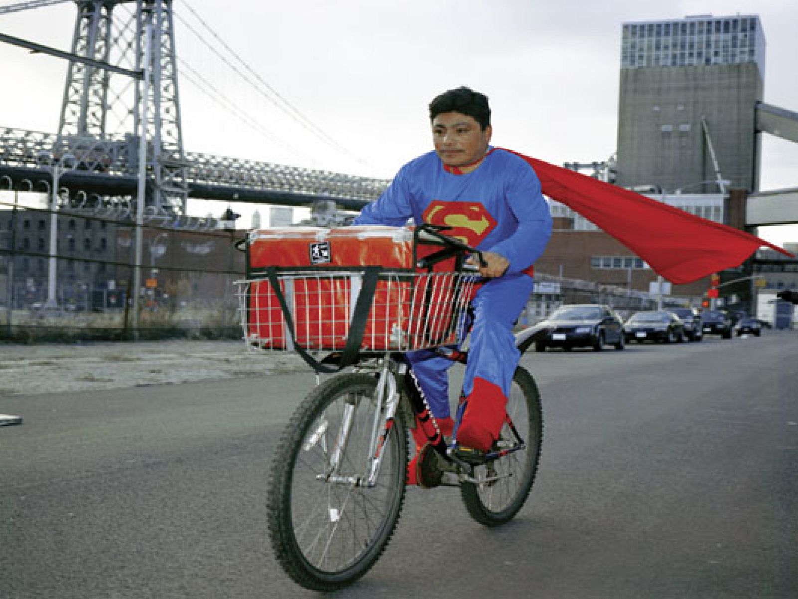 Imagen de Dulce Pinzón de un inmigrante repartidor de comida rápida en Brooklyn, Nueva York. de su serie "La verdadera historia de los superhéroes, 2005-2010".