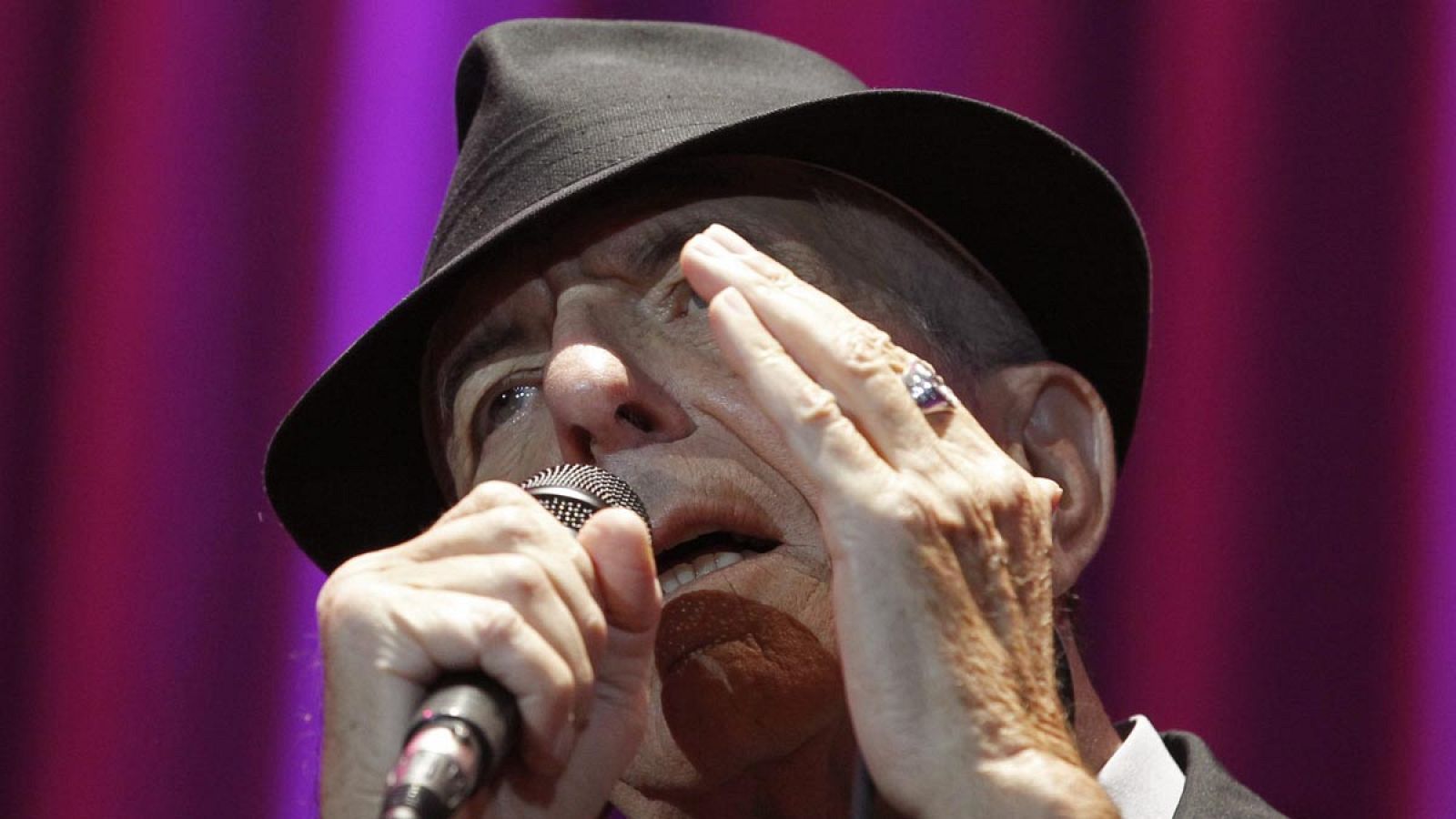 El cantante Leonard Cohen en una actuación.