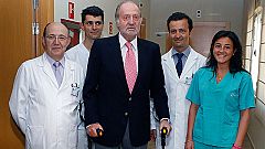 El rey abandona el hospital tras recibir el alta médica