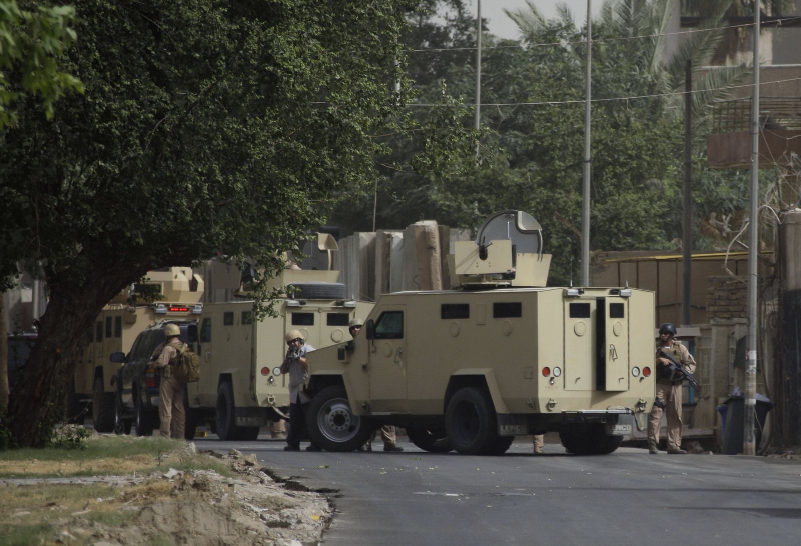 Personal de seguridad privado en el lugar donde ha estallado la bomba en Bagdad