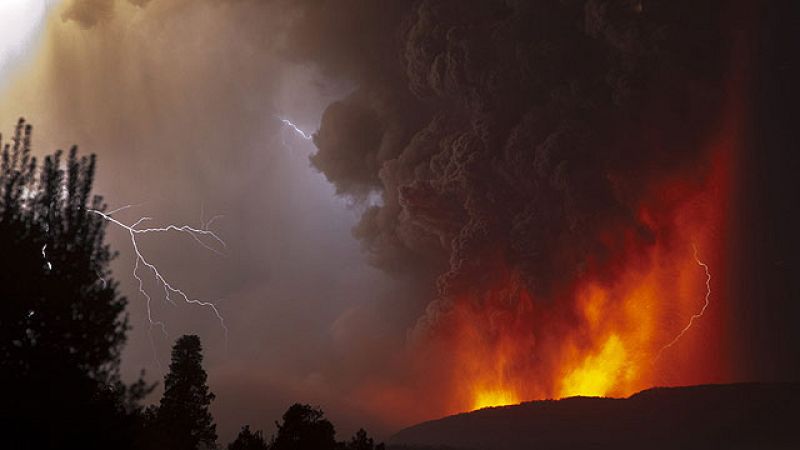 La nube de cenizas del volcán Puyehue obliga a cerrar aeropuertos de la Patagonia