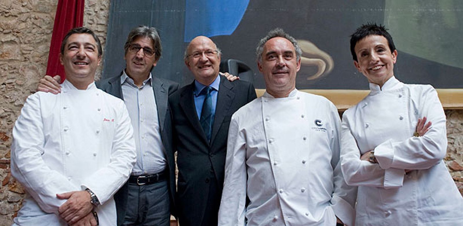 El propietario del Motel Empordá, Jaume Subirós (c), posa con (de izda. a dcha.) el cocinero Joan Roca, el copropietario del restaurante 'El Bulli', Jili Soler, el cocinero Ferrán Adriá, y la cocinera Carme Ruscalleda