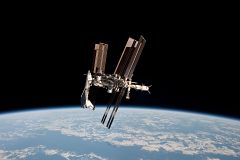 La primera y espectacular fotografía de un transbordador espacial acoplado a la ISS