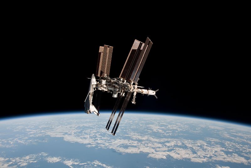 La primera y espectacular fotografía de un transbordador espacial acoplado a la ISS