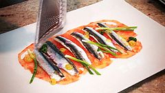 Anchoas con tomate y flor de cebollino