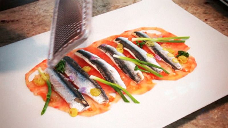 Anchoas con tomate y flor de cebollino