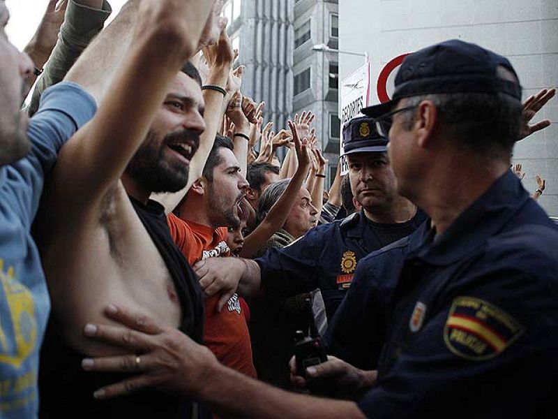 Los acampados de Sol protestan por la reforma laboral con una sentada ante el Congreso