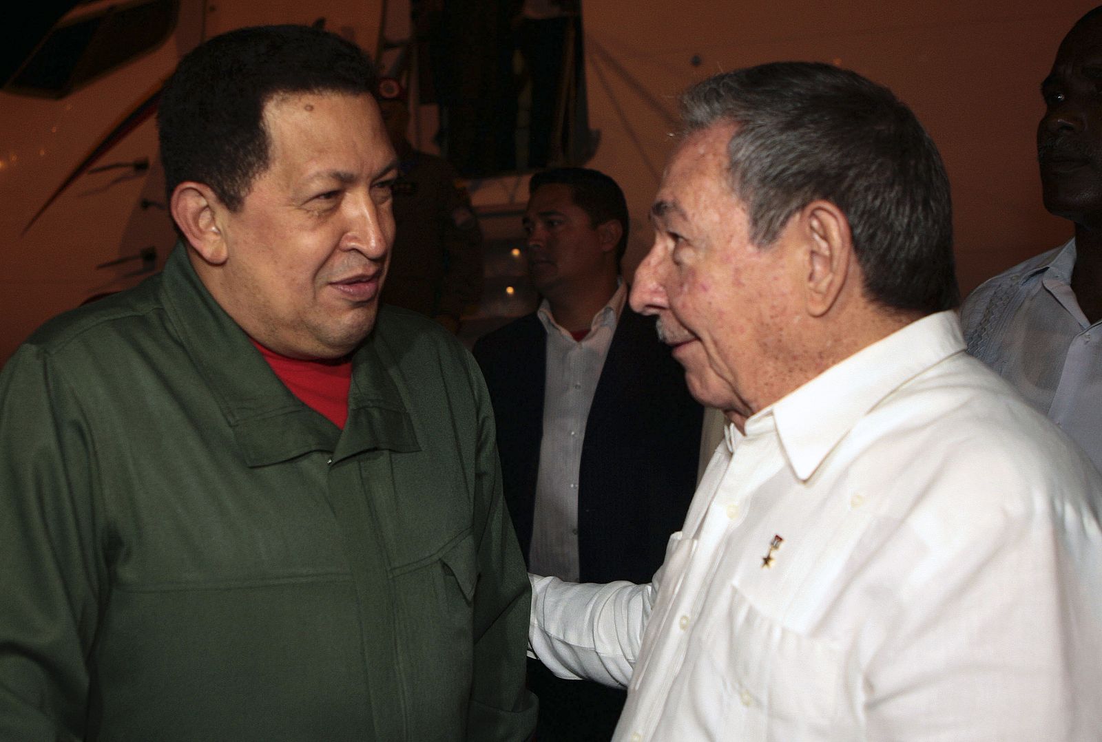 El presidente cubano, Raúl Castro, da la bienvenida a su homólogo venezolano, Hugo Chávez, en La Habana.