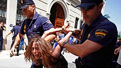 La carga policial contra los 'indignados' de Valencia deja cinco detenidos y 18 heridos