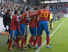 España perdona la vida a Inglaterra en el debut