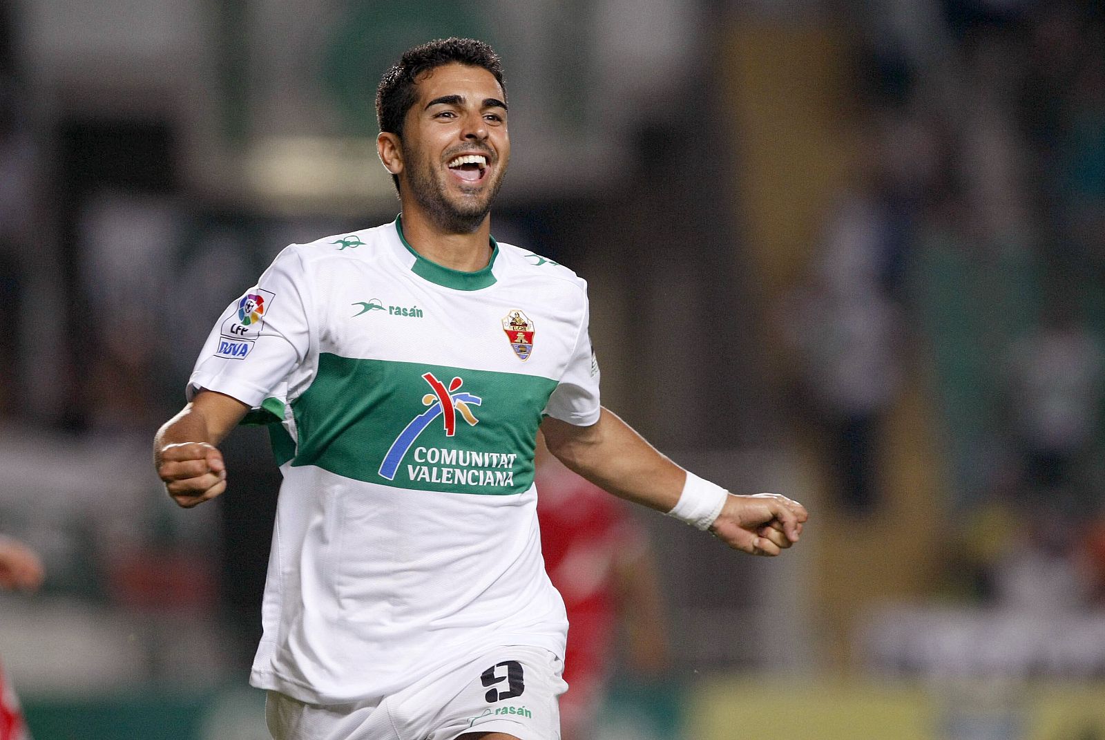 El delantero del Elche CF, Ángel Rodríguez, celebra su gol, el tercero de su equipo, frente al Real Valladolid.
