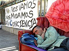Un puesto de recogida de propuestas preside Sol, donde resisten algunas tiendas
