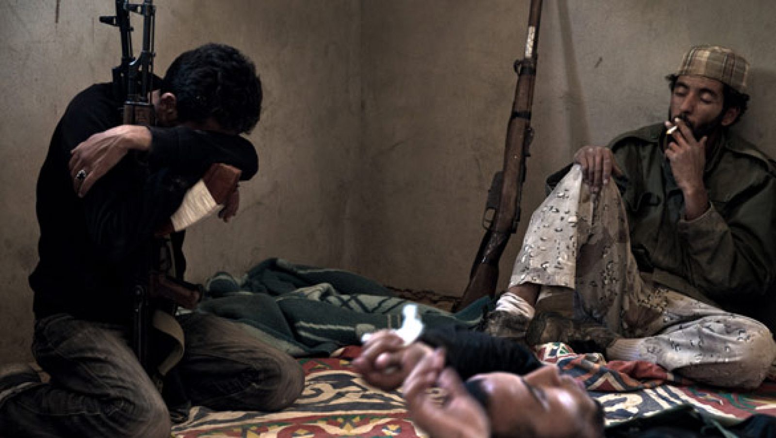 Un grupo de rebeldes libios, antes de entrar en combate.