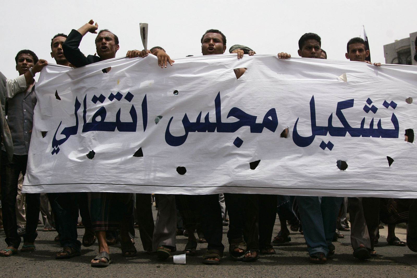 Manfiestantes antigubernamentales piden la salida del presidente yemení