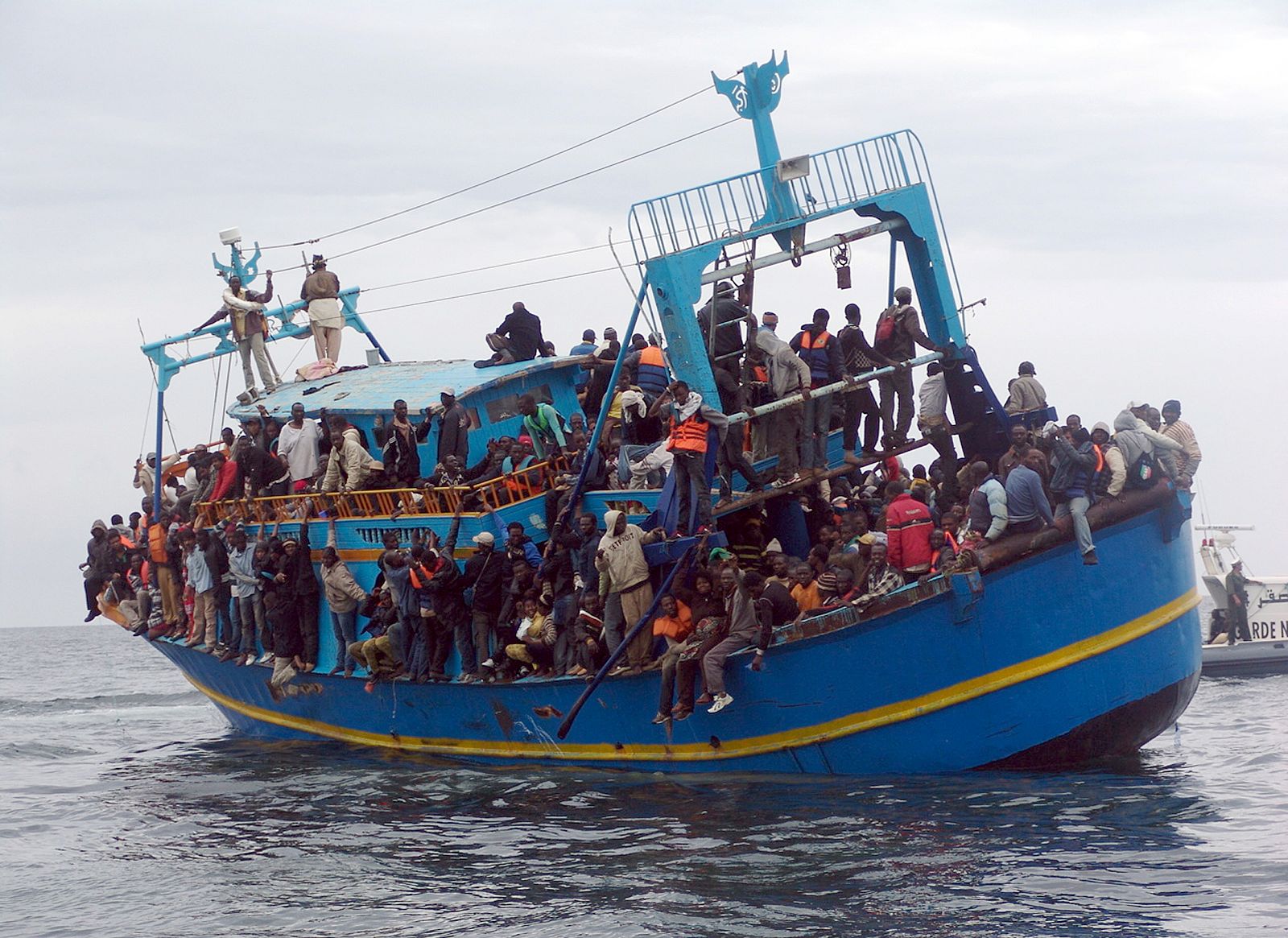 Un barco con inmigrantes subsaharianos que había partido de Libia espera para ser rescatado por guardacostas tunecinos, el 4 de junio