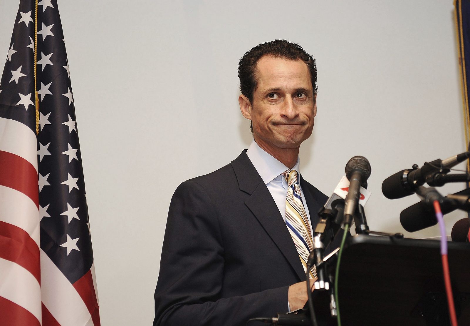 El diputado demócrata Anthony Weiner de Nueva York anuncia su dimisión en Brooklyn.