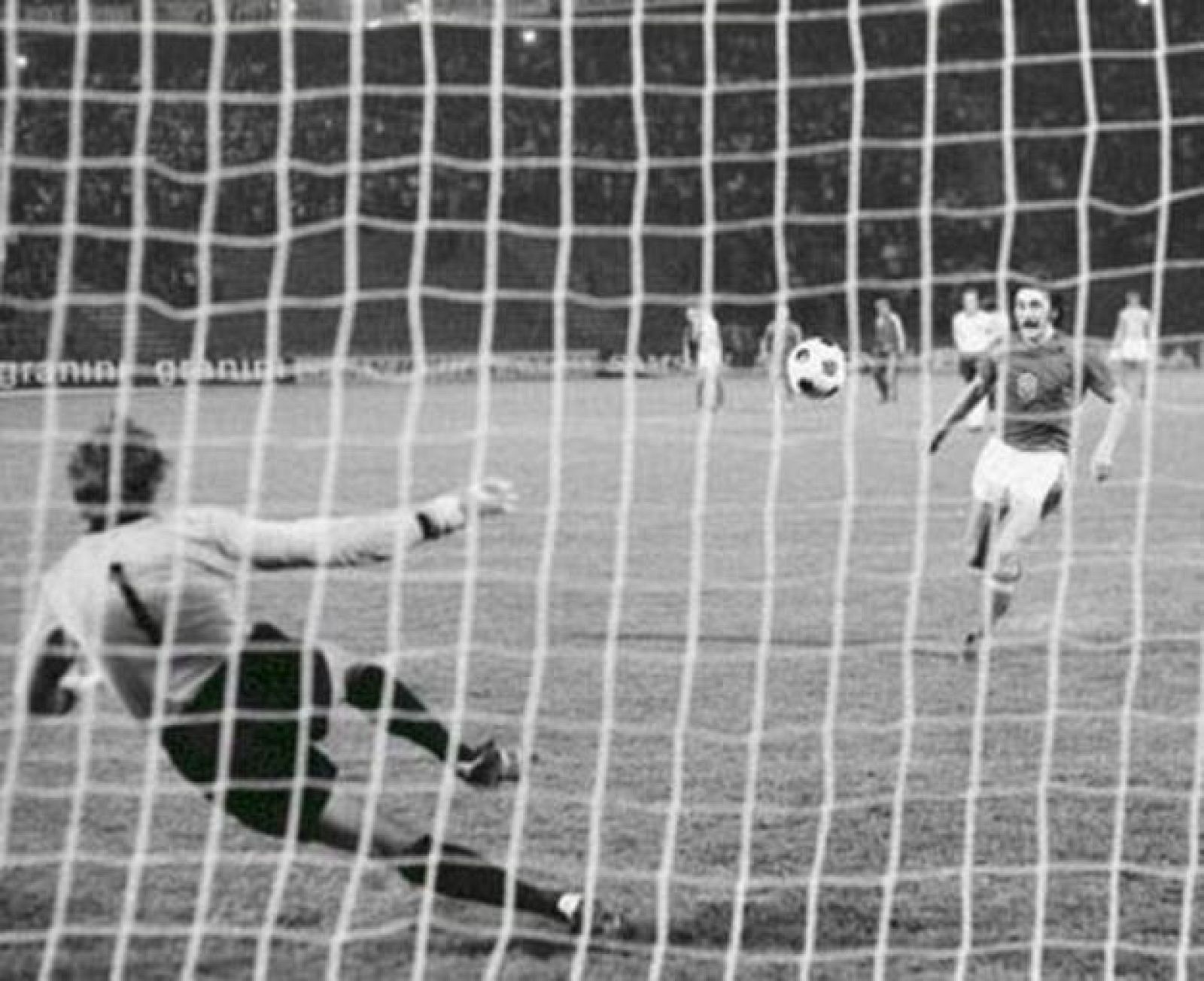 Panenka tirando su penalti en la final de la Eurocopa de 1976 ante Alemania Federal.