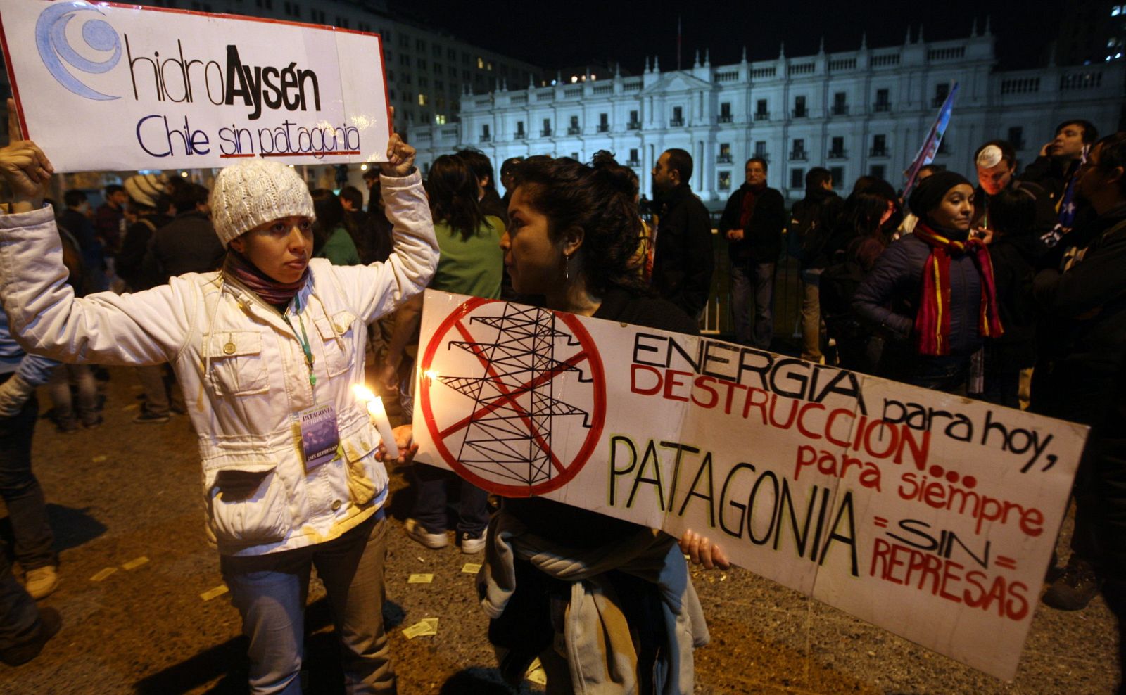 PROTESTA CONTRA APROBACIÓN DE MEGAPROYECTO HIDROELÉCTRICO EN CHILE