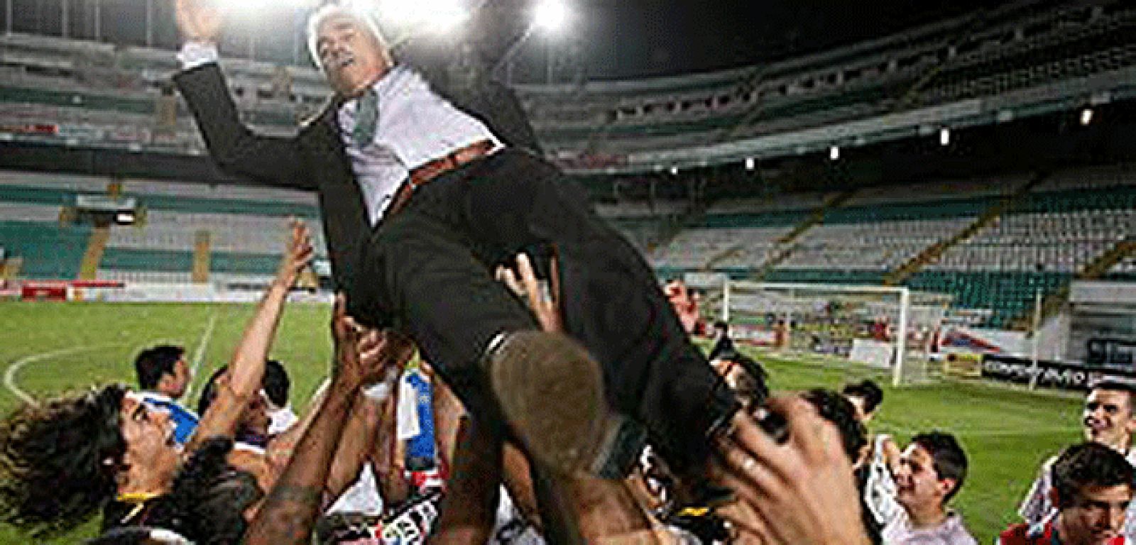 Los jugadores del Granada mantean a su entrenador