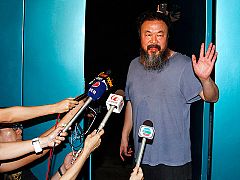 El artista disidente Ai Weiwei, tras salir de la cárcel: "Estoy libre, pero no puedo hablar"