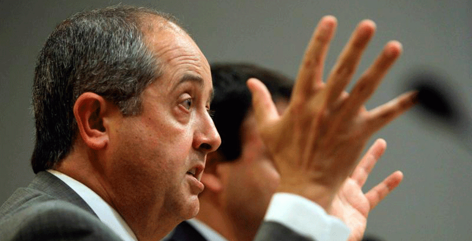 El conseller de Interior, Felip Puig responde a preguntas de los periodistas sobre el dipositivo policial del 15 de junio