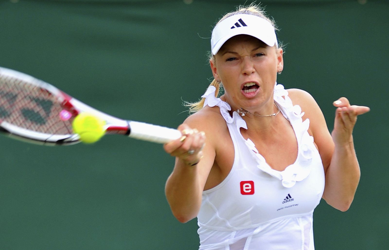 CAROLINE WOZNIACKI Y VIRGINIE RAZZANO EN EL TORNEO DE WIMBLEDON