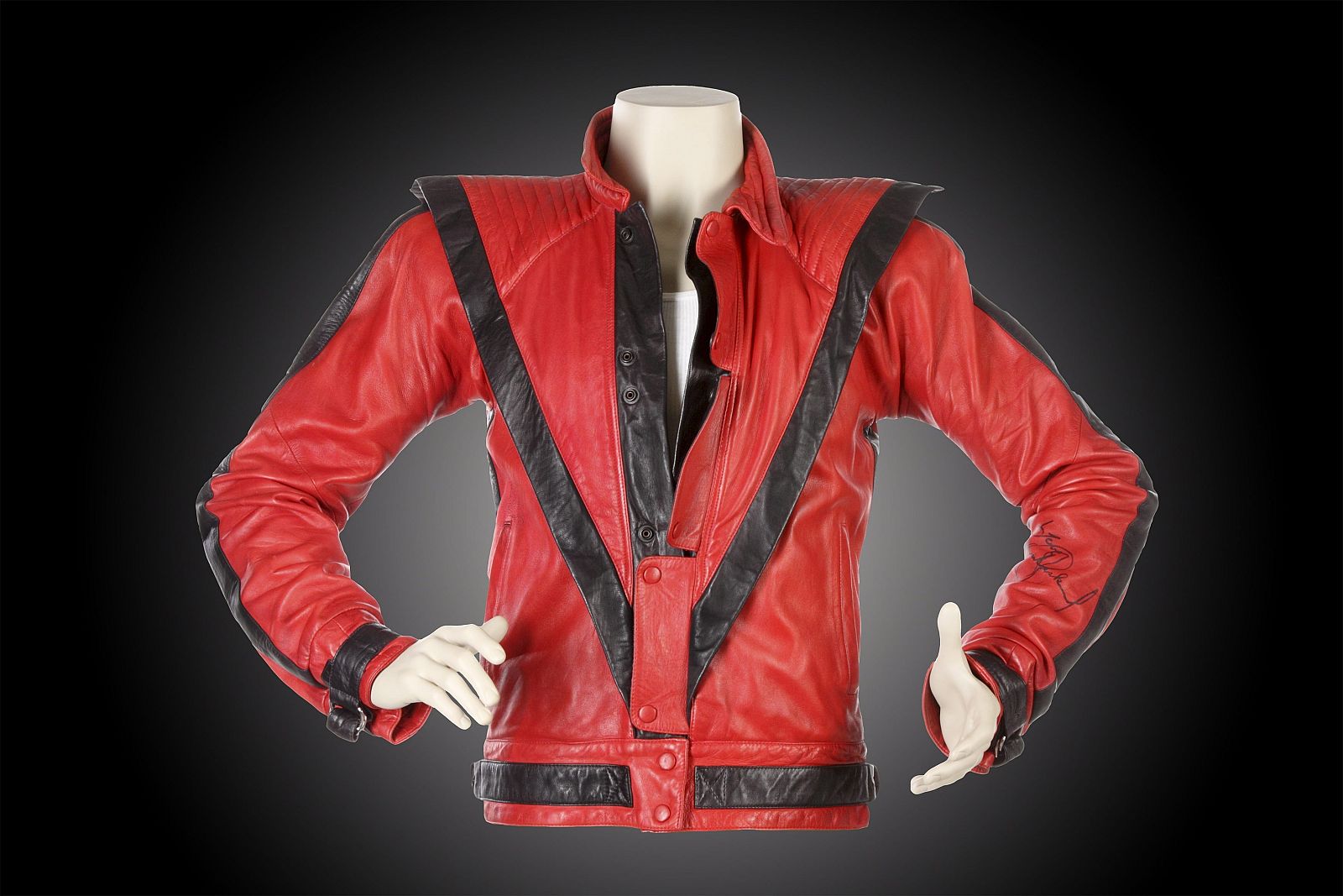 LA CHAQUETA QUE LUCIÓ MICHAEL JACKSON EN "THRILLER" ALCANZA UN PRECIO DE 1,8 MILLONES DE EUROS EN SUBASTA