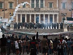 La aprobación del plan de ajuste desata una batalla campal en las calles de Atenas