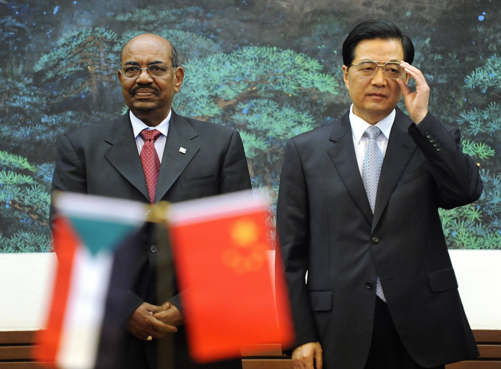 El presidente chino Hu Jintao y el de Sudán, Omar al Bachir, en la reunión bilateral en Pekín