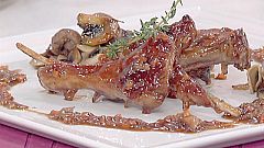 Receta de chuletillas de cordero con champiñones al ajillo