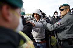 Sigue la salida masiva de Libia y llegan a la isla de Lampedusa otros 611 inmigrantes