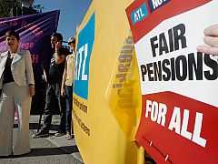 Los funcionarios británicos protestan en masa contra los planes de elevar su edad de jubilación