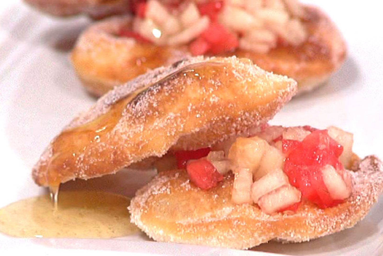 Pestiños en forma de cestas rellenas