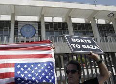 El activista español Manuel Tapial declara en Grecia tras ser bloqueado un barco de la Flotilla