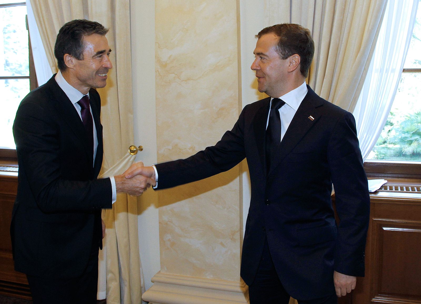 El presidente ruso Dimitri Medvedev saluda al secretario general de la OTAN, Anders Fogh Rasmussen, en la cumbre de Sochi.